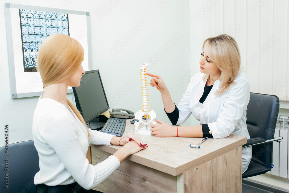 Φωτογραφία Close up famale neurologist doctor examines cervical vertebrae of female patient spinal column in medical clinic