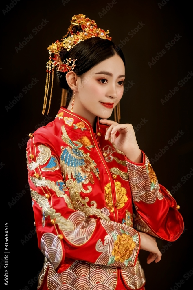 Asian bride wearing chinese wedding costume Asian bride wearing chinese wedding costume