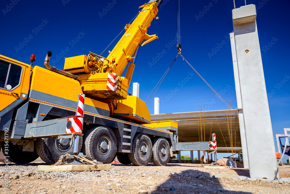 Hydraulic crane foot is supported by for safety, Lateral stabilizer