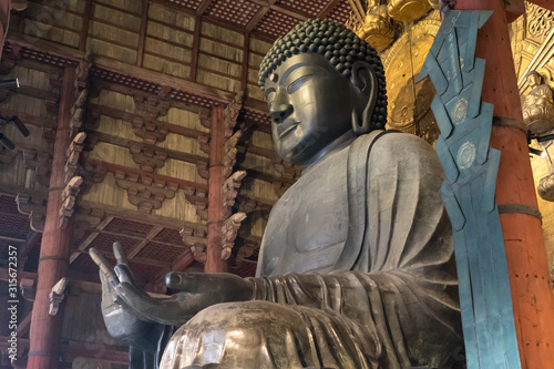 神々しいオーラを放つ奈良の大仏