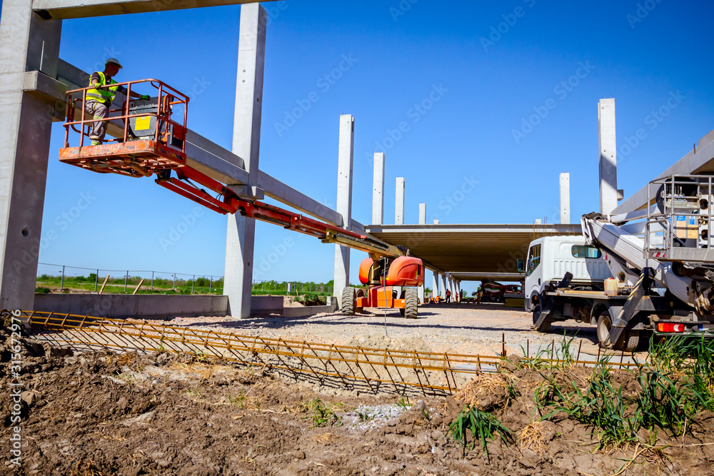 Mobile crane is carry concrete joist to assembly huge hall Mobile crane is carry concrete joist to assembly huge hall
