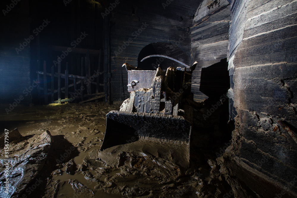 Underground gold mine shaft loading mechine eimco