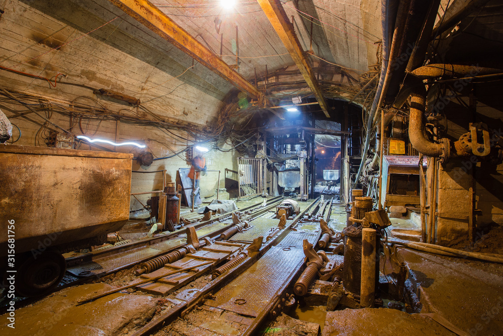 Fototapeta premium Underground gold mine shaft horizon inset shaftbottom inset