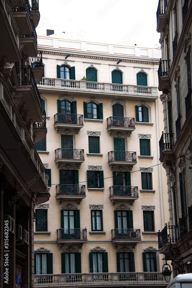 Edificios con bonita arquitectura en calles de barcelona