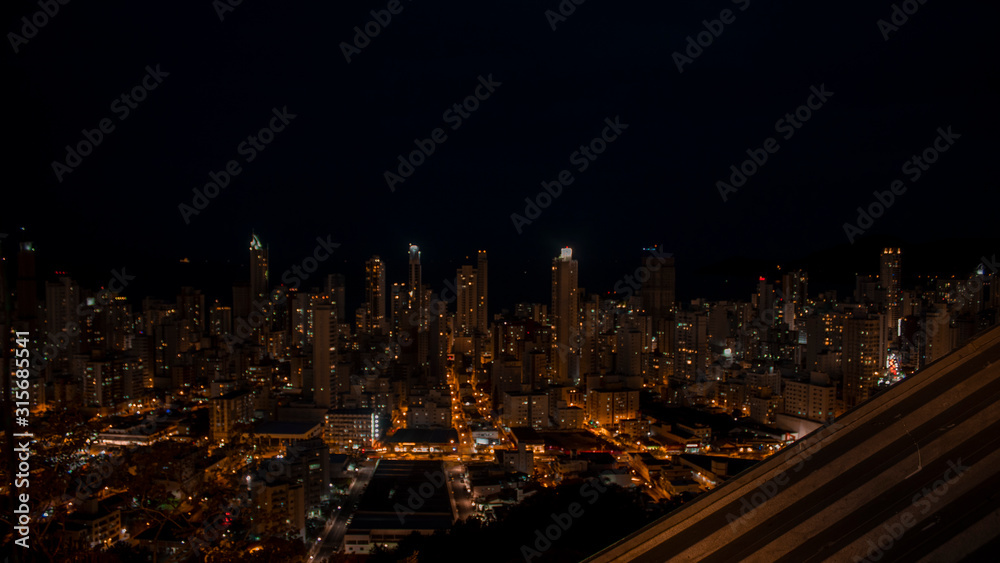 Balneário Camboriú Vista panorámica de noche desde el Cristo Luz Balneário Camboriú Vista panorámica de noche desde el Cristo Luz