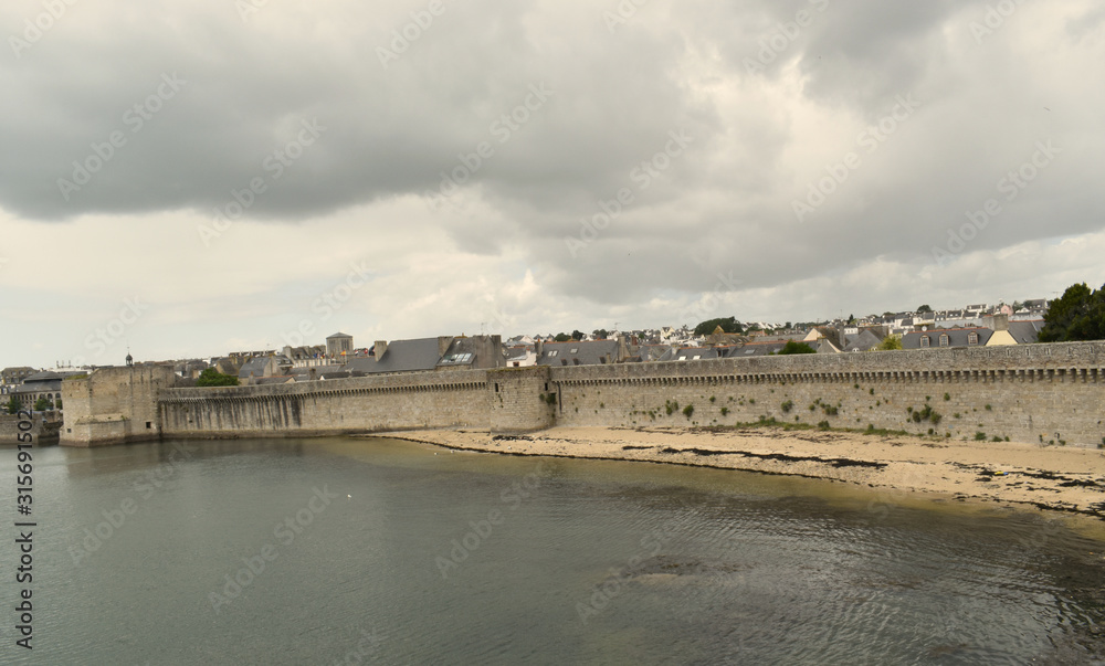 Concarneau ses remparts son port de plaisance sa ria ses rochers dans le Finistère en Bretagne ville close au bord de l'Océan Atlantique