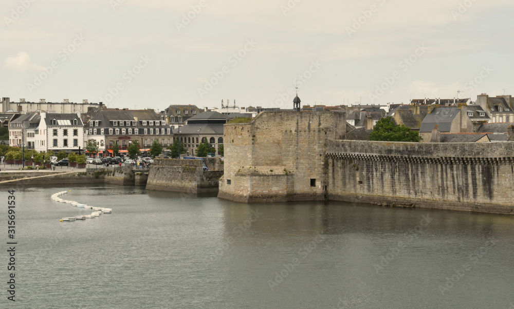 Concarneau ses remparts son port de plaisance sa ria ses rochers dans le Finistère en Bretagne ville close au bord de l'Océan Atlantique