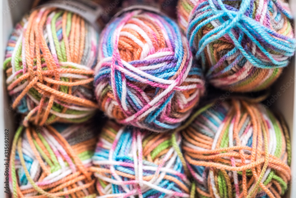 Bunte Wolle im Regal Bunte Wolle im Regal