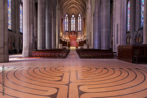 Obraz na płótnie Labyrinth and Nave of Grace Cathedral w salonie