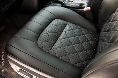 Front, black leather driver's seat embroidered with diamond shapes © Никита Шершов