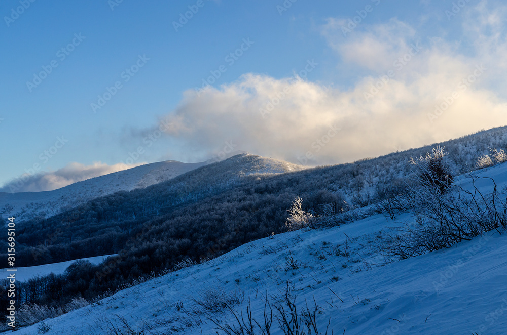 Polonina Dźwiniacka Bieszczady zima  panorama 