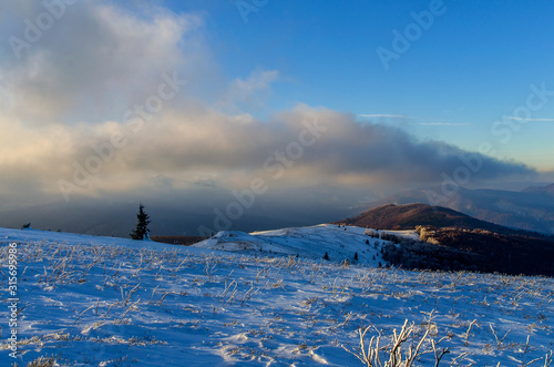 Fototapeta Naklejka Na Ścianę i Meble -  Zima, śnieg, słońce, wiatr, bieszczady Bukowe Berdo