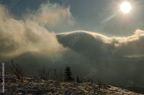 Fototapeta Naklejka Na Ścianę i Meble -  Zima, śnieg, słońce, wiatr, bieszczady Bukowe Berdo