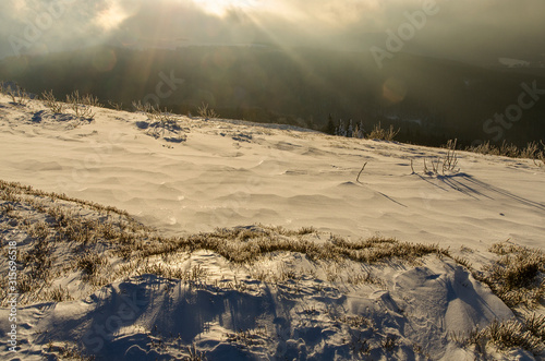Fototapeta Naklejka Na Ścianę i Meble -  Zima, śnieg, słońce, wiatr, bieszczady Bukowe Berdo