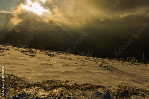 Fototapeta Naklejka Na Ścianę i Meble -  Zima, śnieg, słońce, wiatr, bieszczady Bukowe Berdo