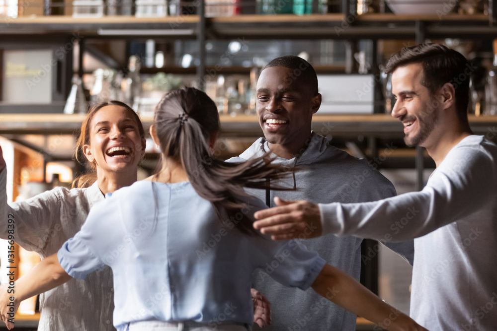 обнимашки в аэропорту. девушка со своими родителями. фото обернулась. Meeting girlfriend. знакомит девушку с родителями.