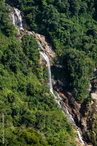 Gran cascada de agua en medio de alta monta  a en Colombia Sur America