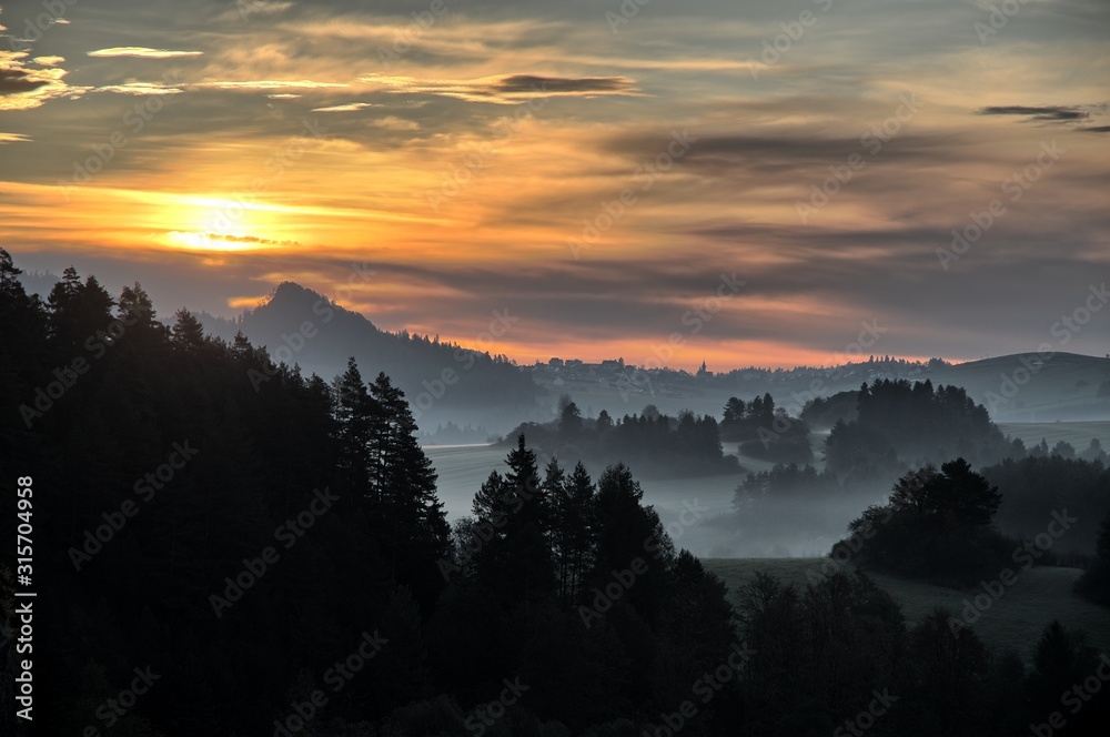 Wschód słońca nad zamglonymi polami Wschód słońca nad zamglonymi polami