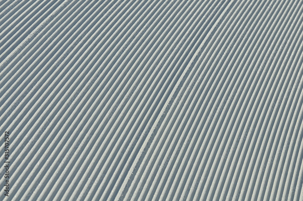 Ein Pistenbully hat eine verschneite Wiese gespurt Stock Photo Adobe