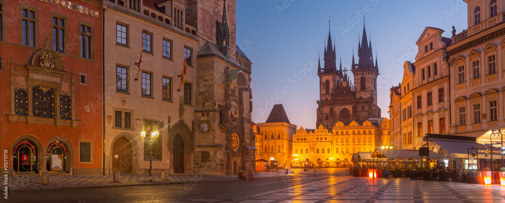 PRAGUE, CZECH REPUBLIC - OCTOBER 16, 2018: The Orloj on the Old Town hall, Staromestske square and Our Lady before Týn church at dusk. - obrazy, fototapety, plakaty 