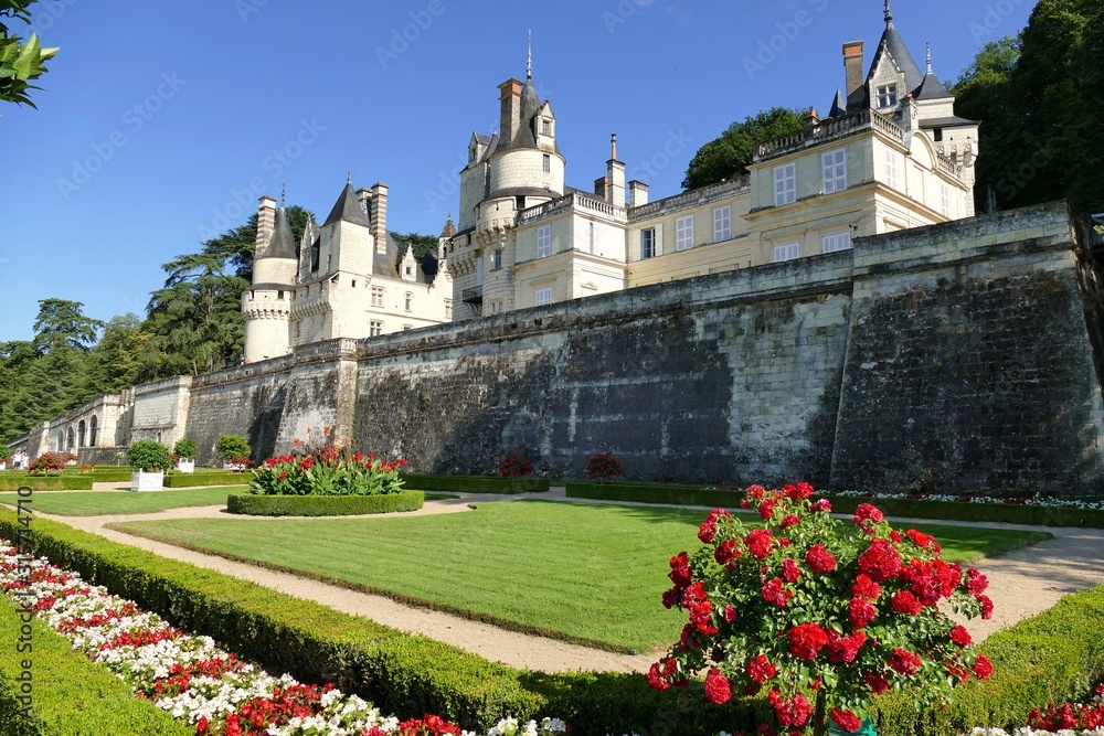 Fototapeta premium Les remparts et la façade du château d’Ussé vus depuis les jardins