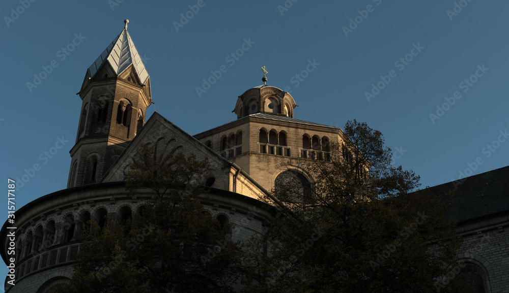 Romanische Kirche St. Aposteln in Köln im Abendlicht