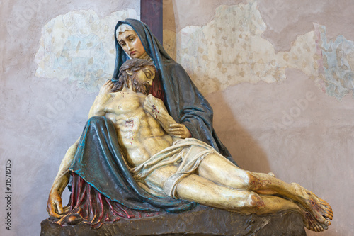 Billede på lærred PRAGUE, CZECH REPUBLIC - OCTOBER 14, 2018:  The detail of the statue of Pieta in church of St
