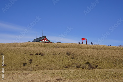ロープウェイに乗っていく天空の社殿　箱根駒ヶ岳山頂の神社