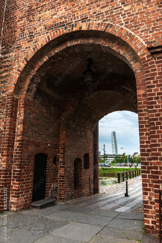 Obraz premium Malmö Castle (Malmöhus) and the Turning Torso in Malmo, Sweden