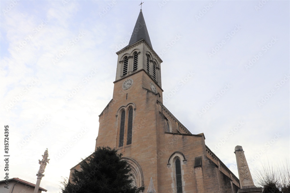 Fototapeta premium Eglise catholique Saint Martin dans le village de Magneneins - Département de l'Ain - Région Rhône Alpes - France - Construite au 19 ème siècle - Vue de l'extérieur