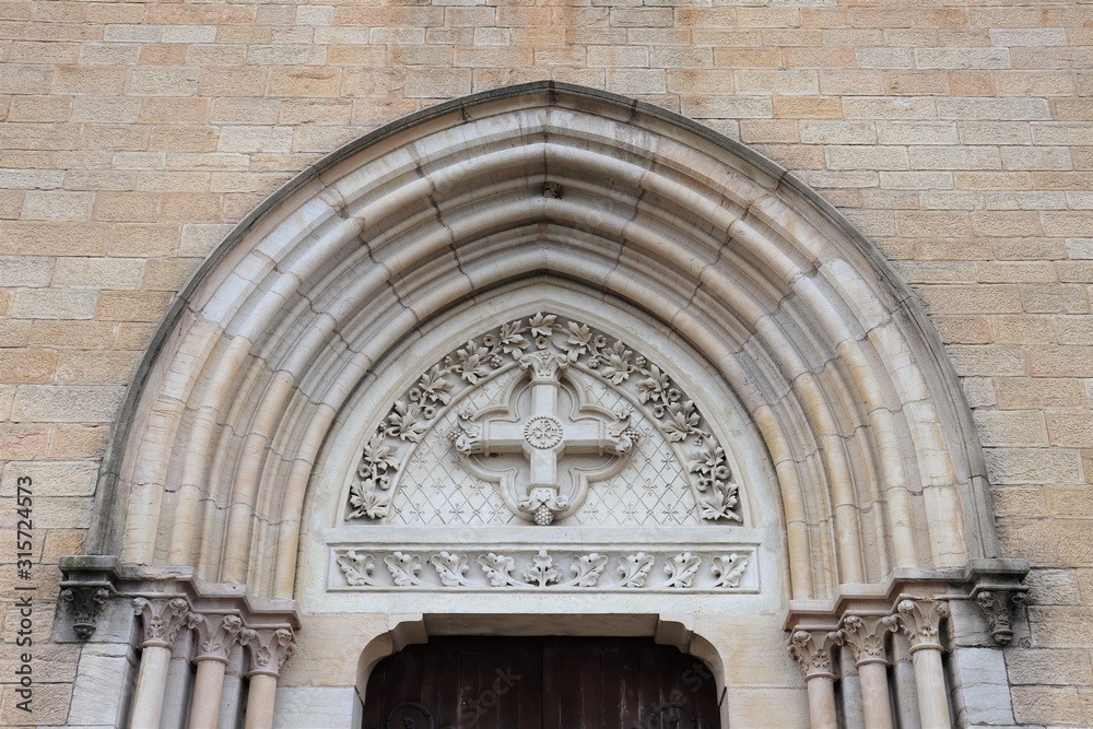 Obraz premium Eglise catholique Saint Martin dans le village de Magneneins - Département de l'Ain - Région Rhône Alpes - France - Construite au 19 ème siècle - Vue de l'extérieur