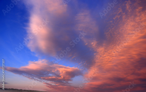 Obłoki i chmury na błękitnym niebie w czasie zachodu słońca. 