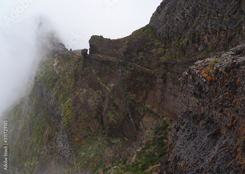 Wanderweg im Nebel zwischen Pico Ariero und Pico Ruivo, Madeira photo