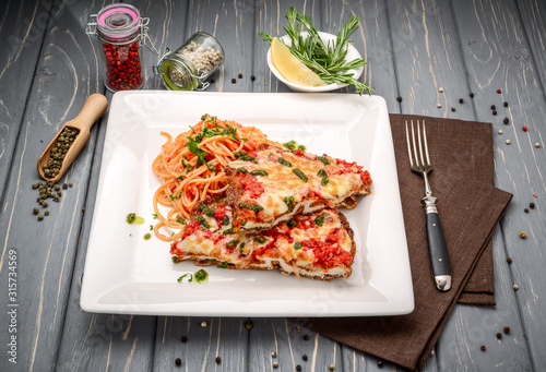 Fotografie Veal Parmigiana with spaghettiin tomato sauce