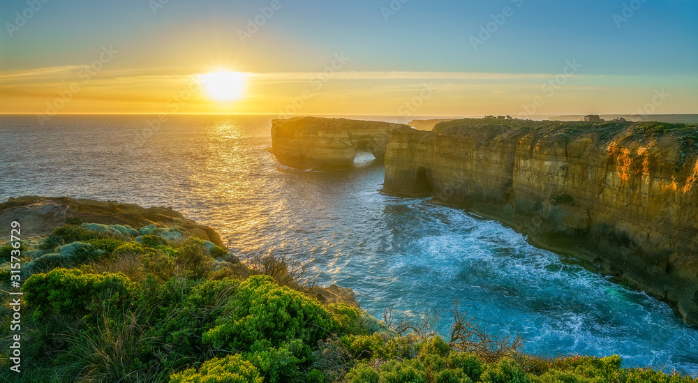 Obraz premium island arch at sunset, great ocean road in victoria, australia
