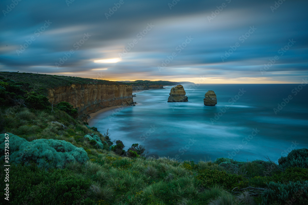 Obraz premium gibson steps at sunrise, twelve apostles, great ocean road in victoria, australia