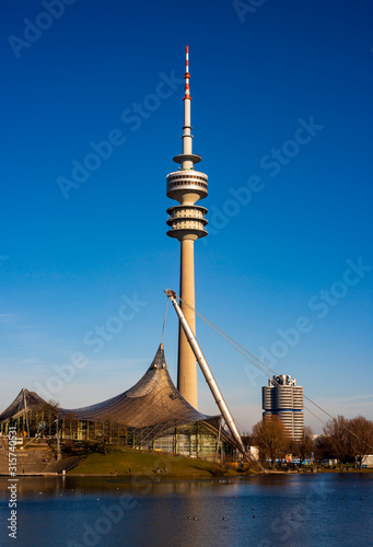 Der Olympiaturm im wunderschönen Olympiapark