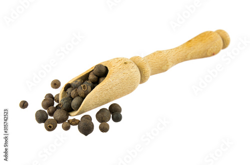 Fotografia allspice on wooden spoon isolated on white background