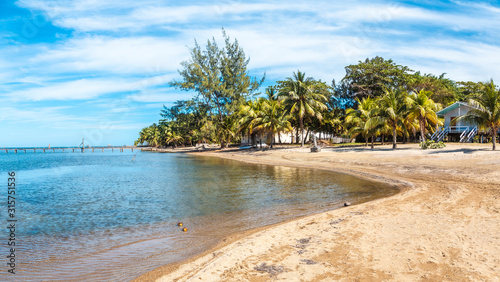 Roatán, Honduras »; January 2020: The beautiful beach of Sandy Bay on Roatán Island