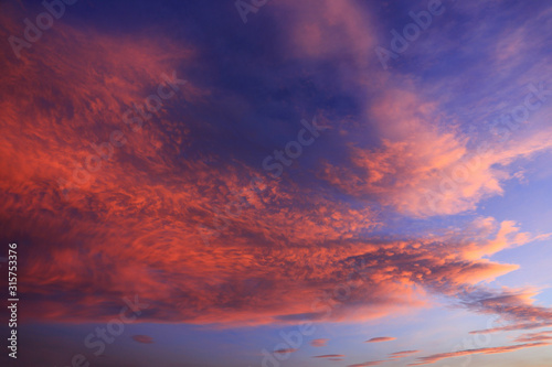 Obłoki i chmury na błękitnym niebie w czasie zachodu słońca. 