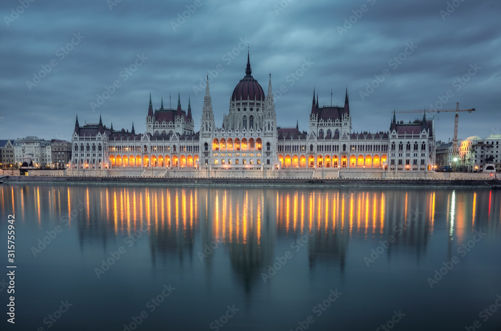 Fototapeta premium Early morning at the Hungarian Parliament in Budapest