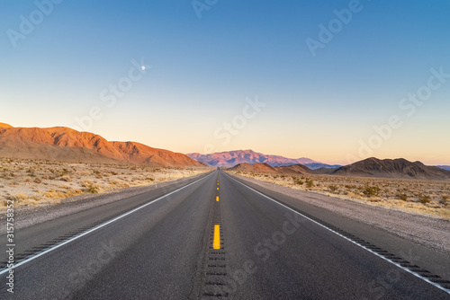 Canvas Print View of the highway going from Los Angeles towards Las Vegas at sunset