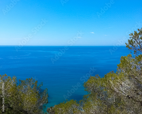 Clear blue sky on the Mediterranean Sea with wide open horizon © Andy Hoech