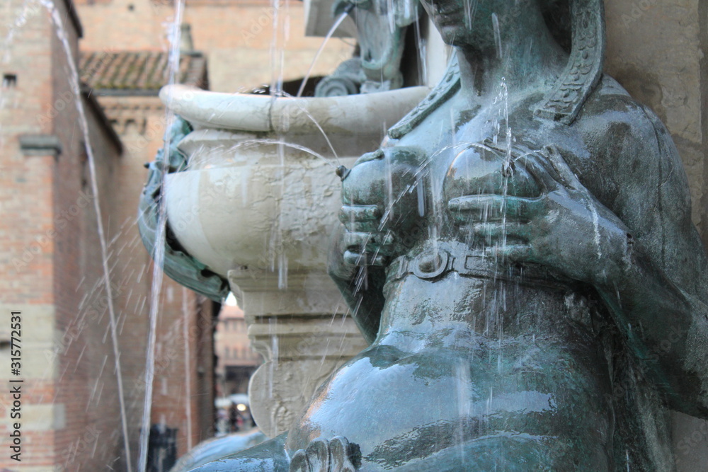 Statua nella fontana in piazza - Seno