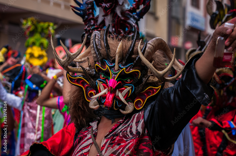 desfile tradicional ecuatoriano