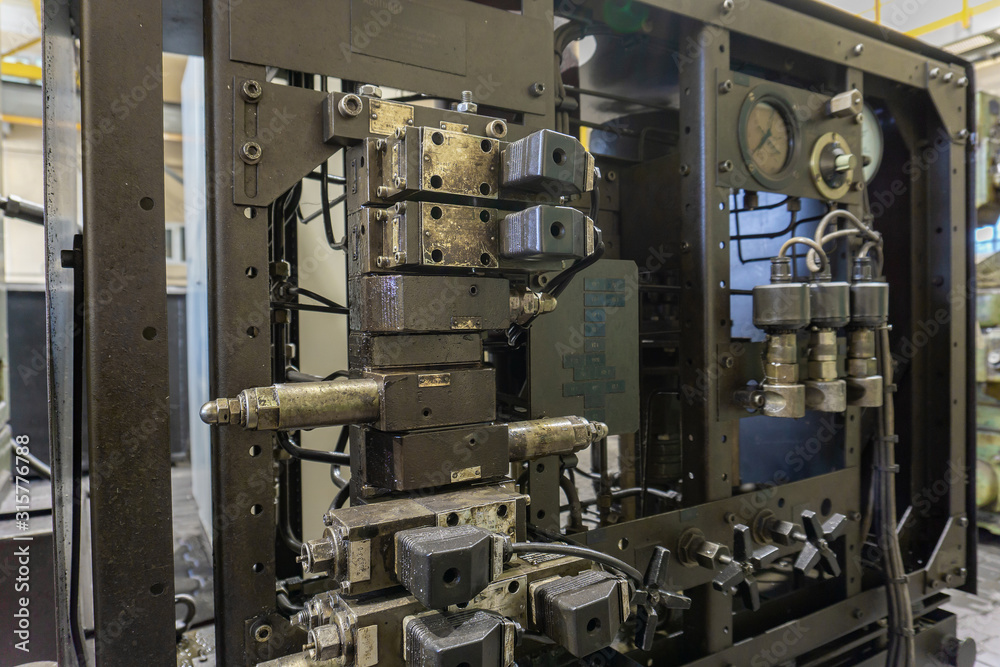 Hydraulic system of a metal cutting machine, high pressure oil s
