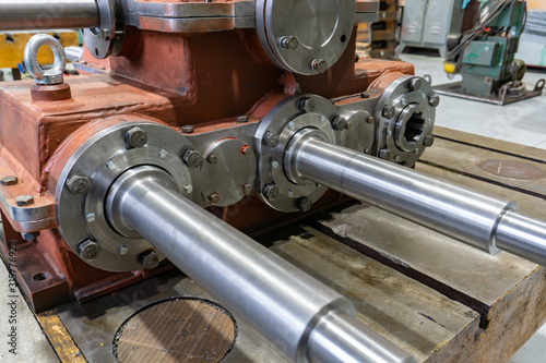 Gearbox assembly, spline shaft with bearing for transmitting the flywheel into motion.