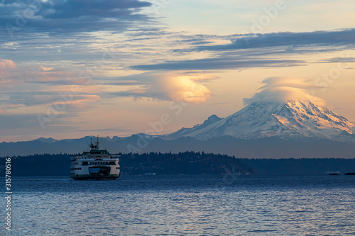 Foto shoreline on bainbridge island with glow from the setting sun