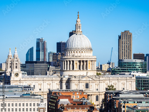 ロンドン　セント・ポール大聖堂 © oben901