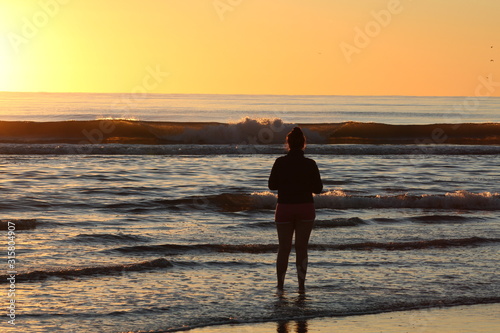 El amanecer y las olas
